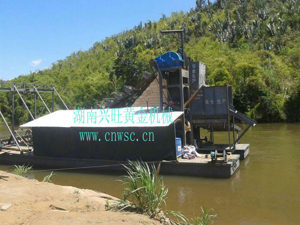 淘金設(shè)備廠家,淘金船定制,淘金船價(jià)格,湖南淘金船,瀏陽(yáng)采金船,興旺挖金船,專業(yè)采沙船,洗砂機(jī),鉆石開(kāi)采